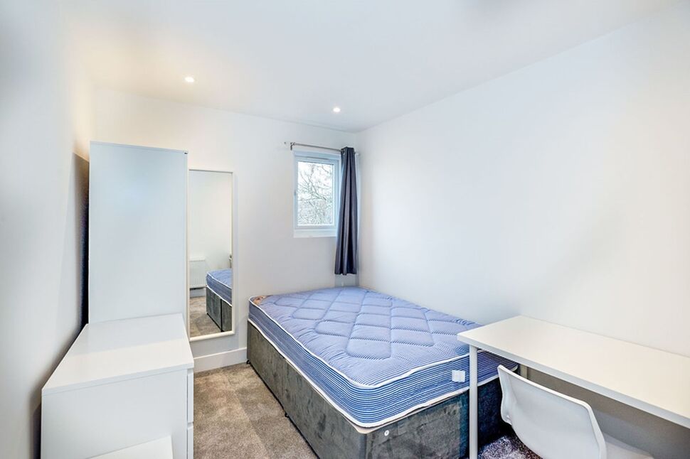 Room Goodwood Road in Portsmouth