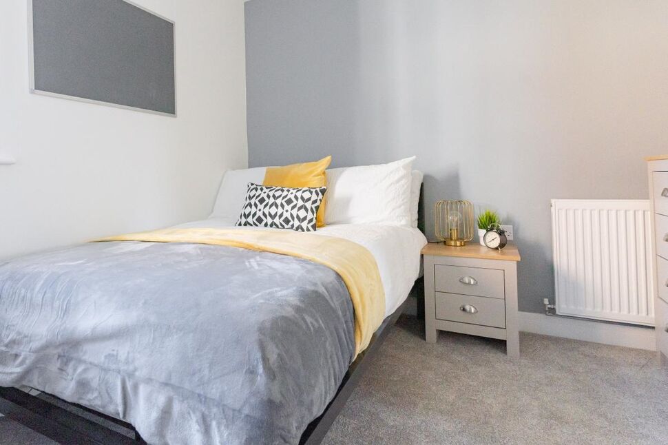 Room Goodwood Road in Portsmouth