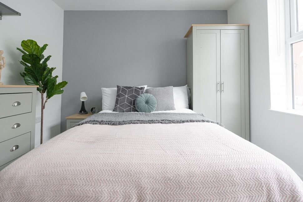 Room Goodwood Road in Portsmouth