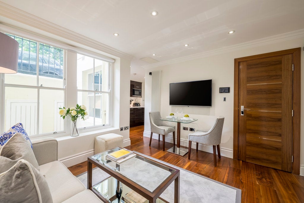 Flat Kensington Gardens Square in City of Westminster