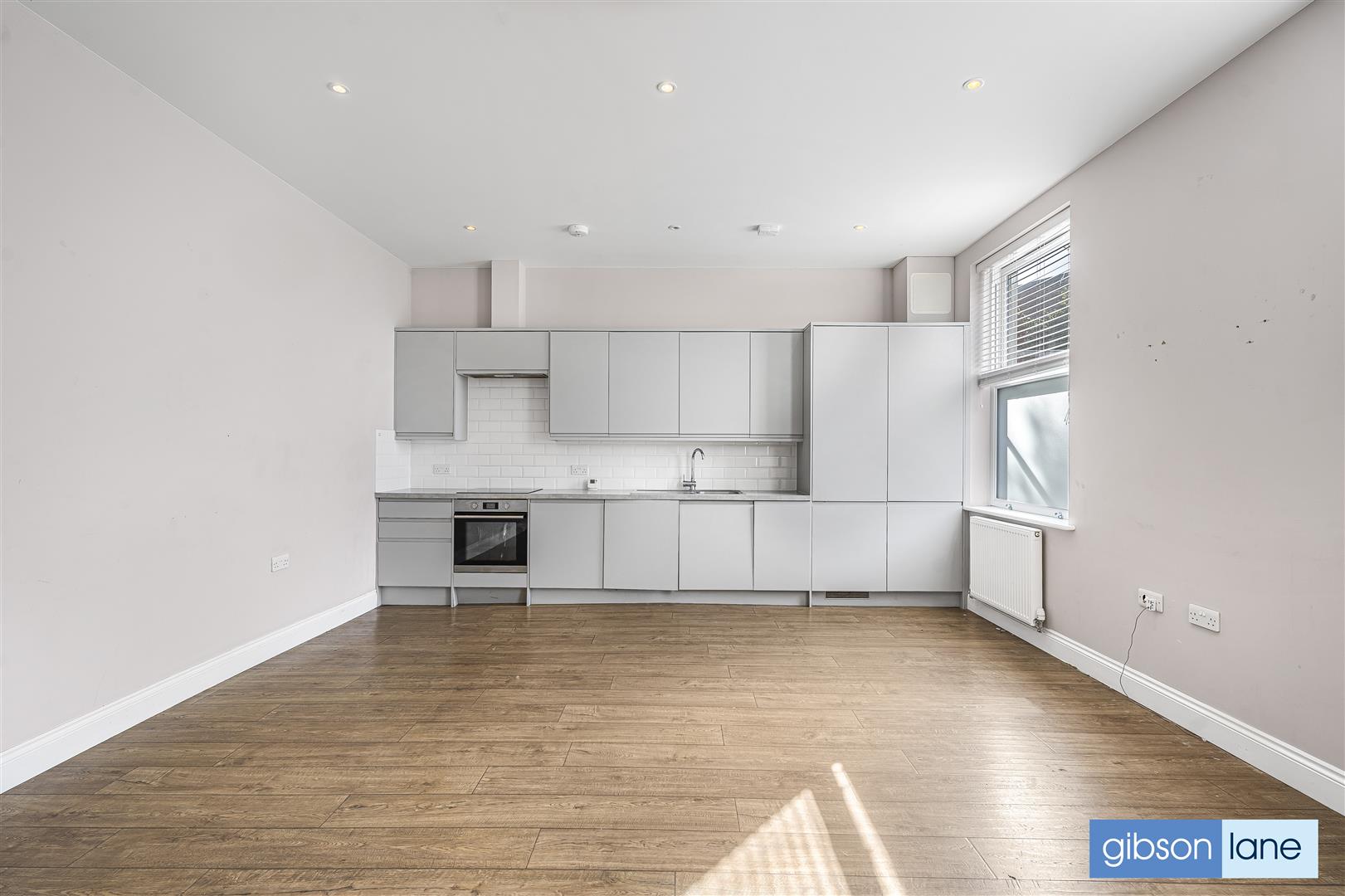 Flat Kings Road in Greater London