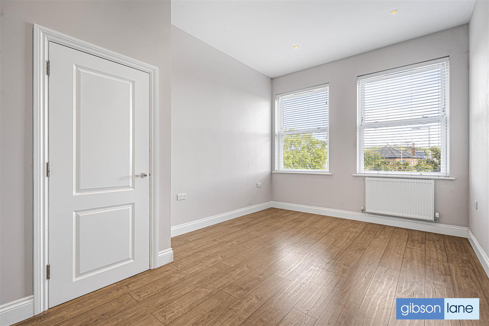 Flat Kings Road in Greater London