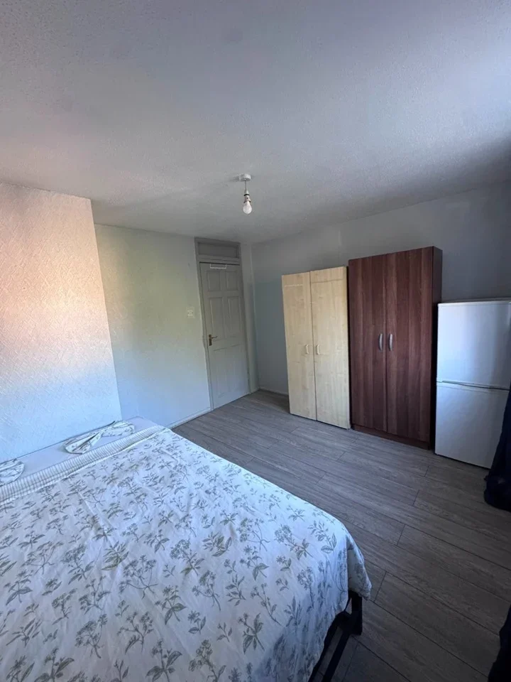 Room Clifford Road in Greater London