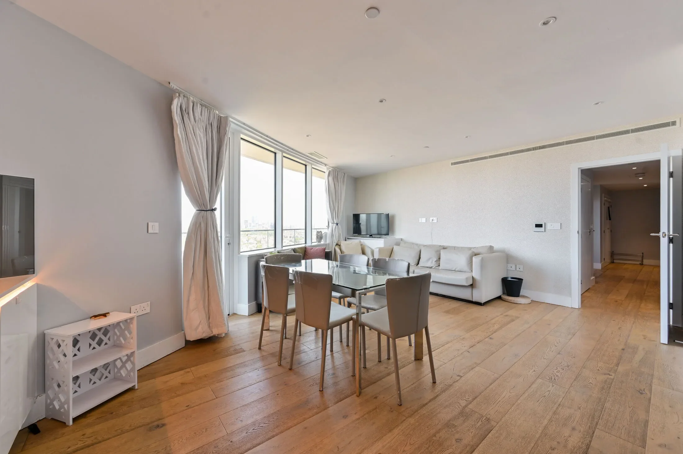Flat Lombard Road in Greater London