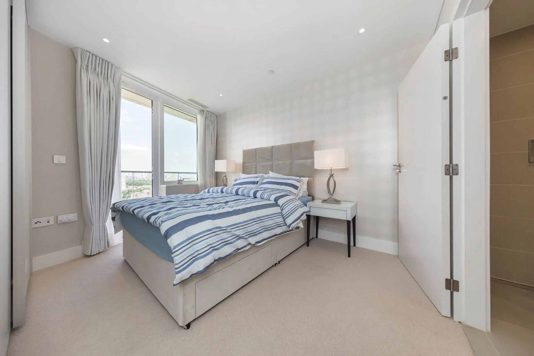 Flat Lombard Road in Greater London