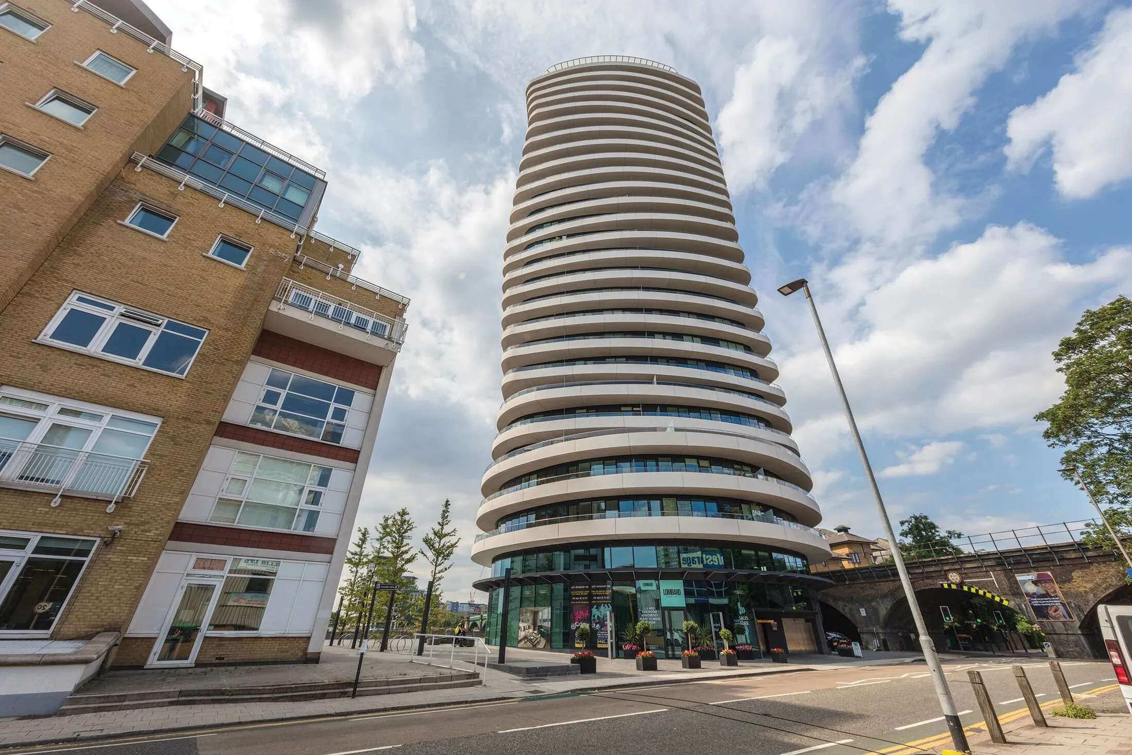 Flat Lombard Road in Greater London