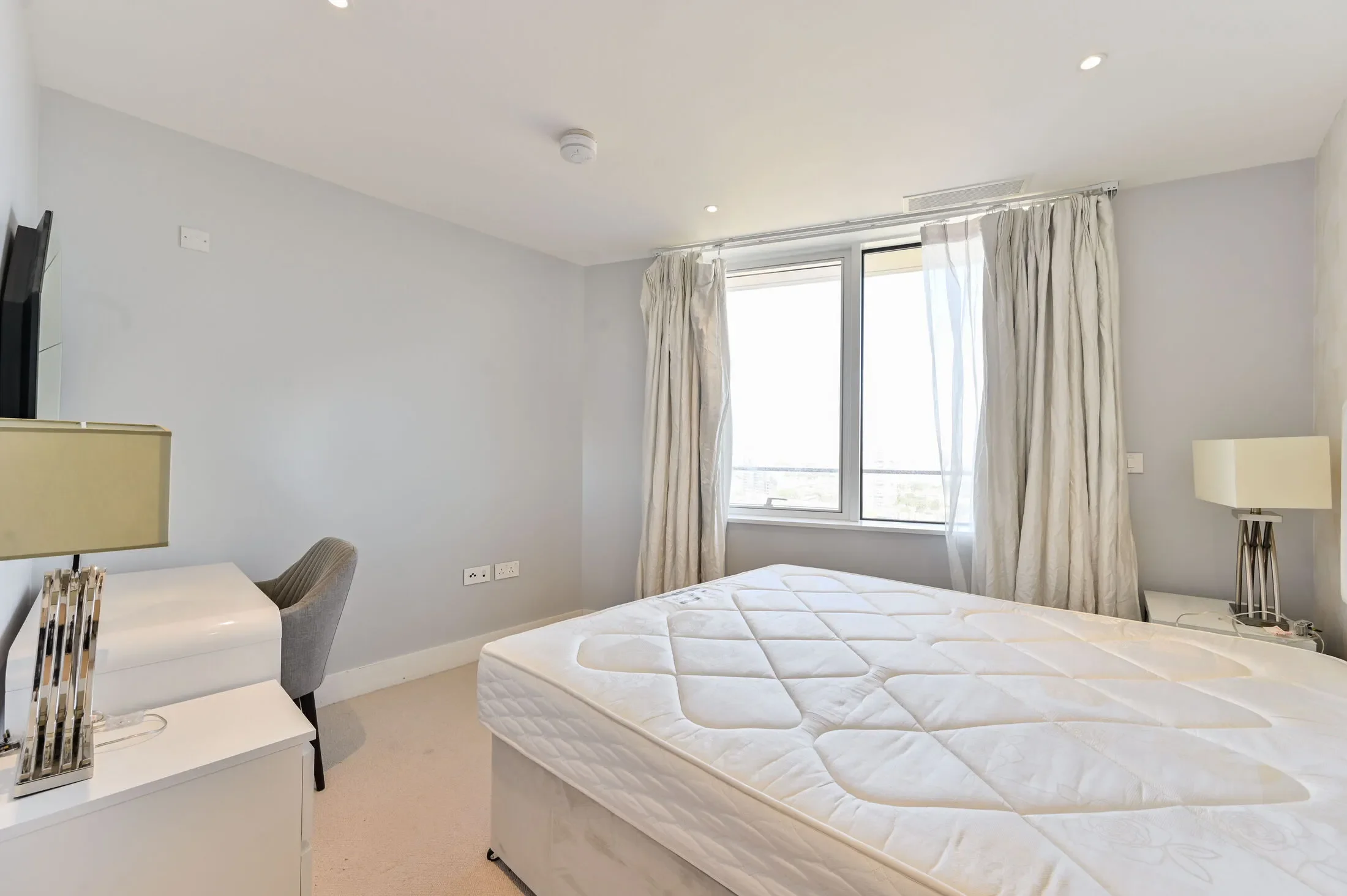 Flat Lombard Road in Greater London