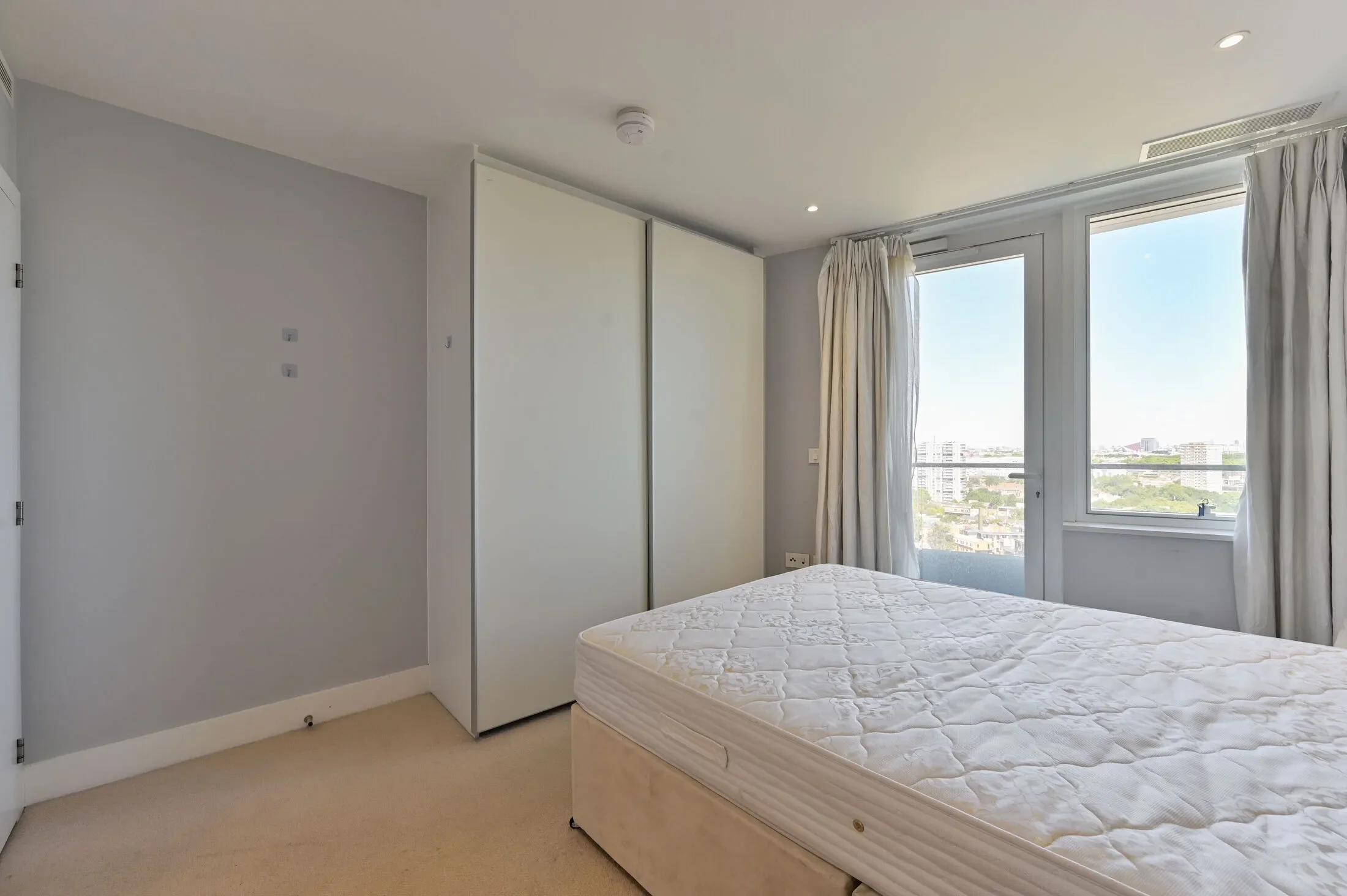 Flat Lombard Road in Greater London