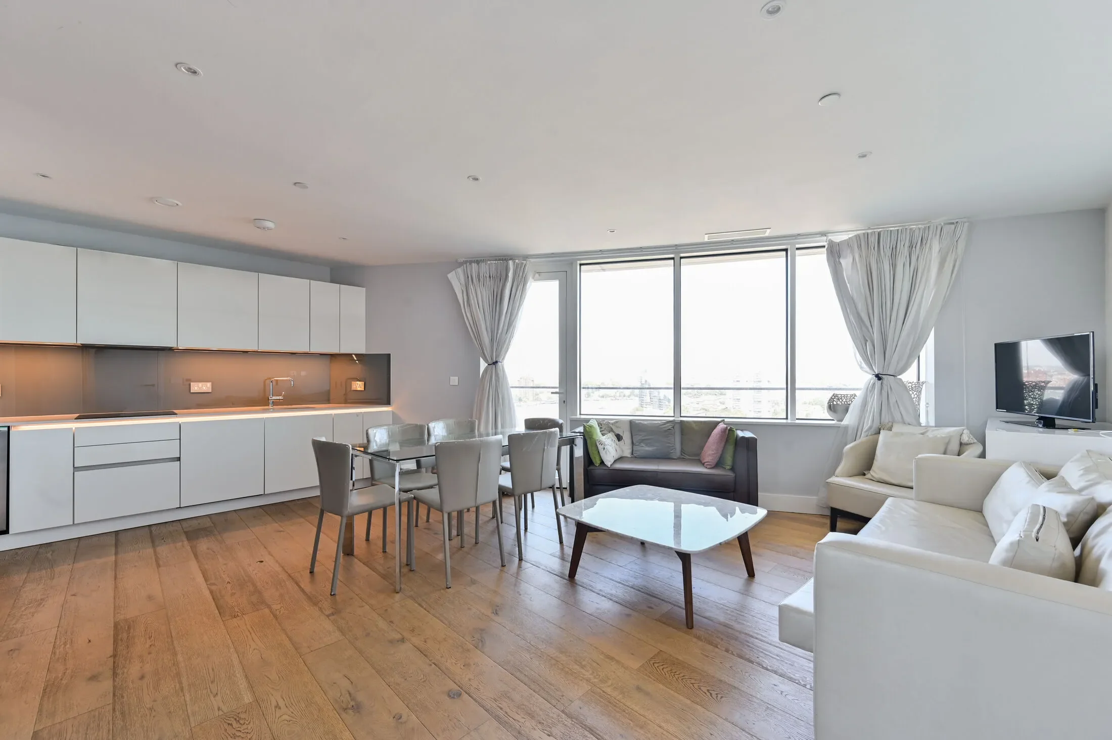 Flat Lombard Road in Greater London