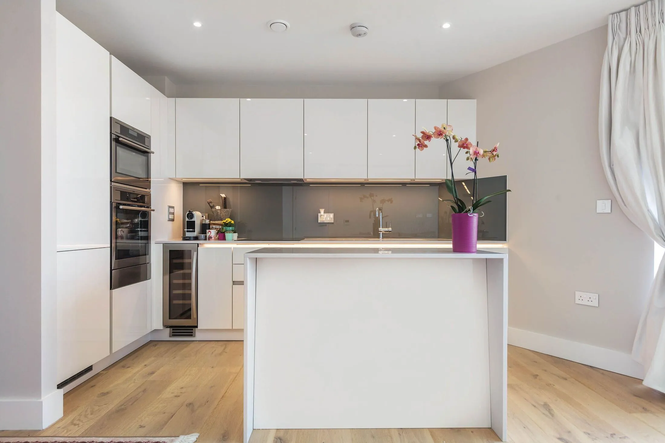 Flat Lombard Road in Greater London