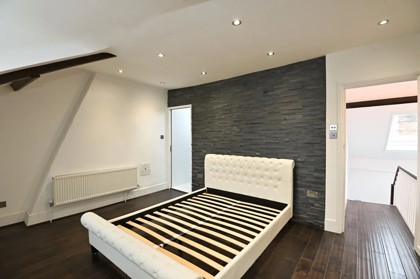 Flat Fyfield Road in Greater London