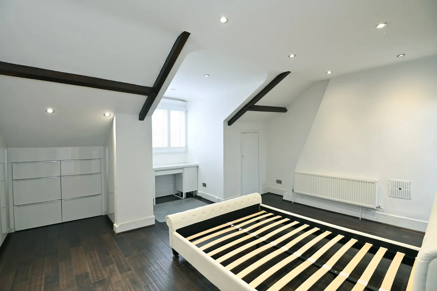 Flat Fyfield Road in Greater London