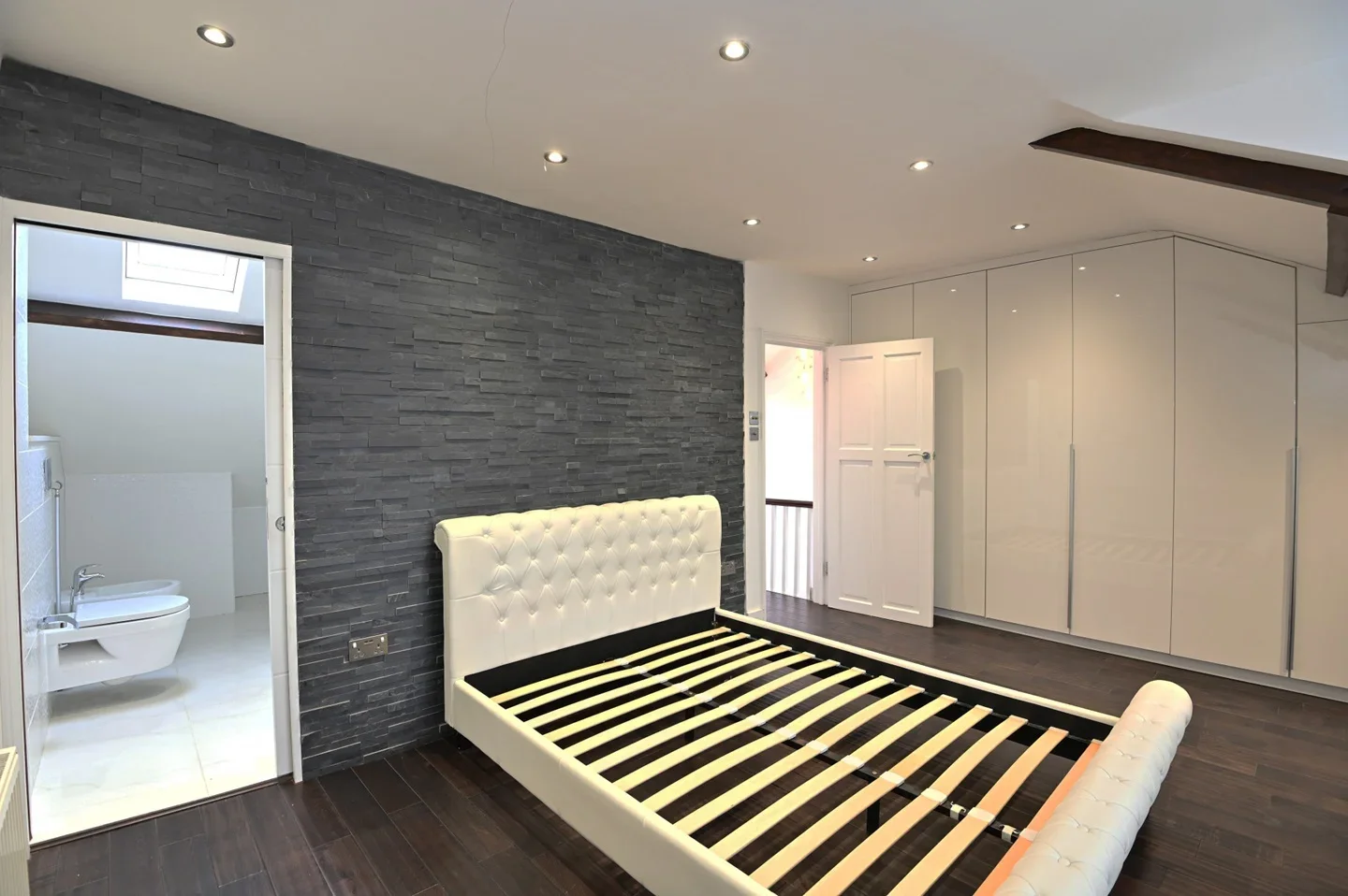Flat Fyfield Road in Greater London