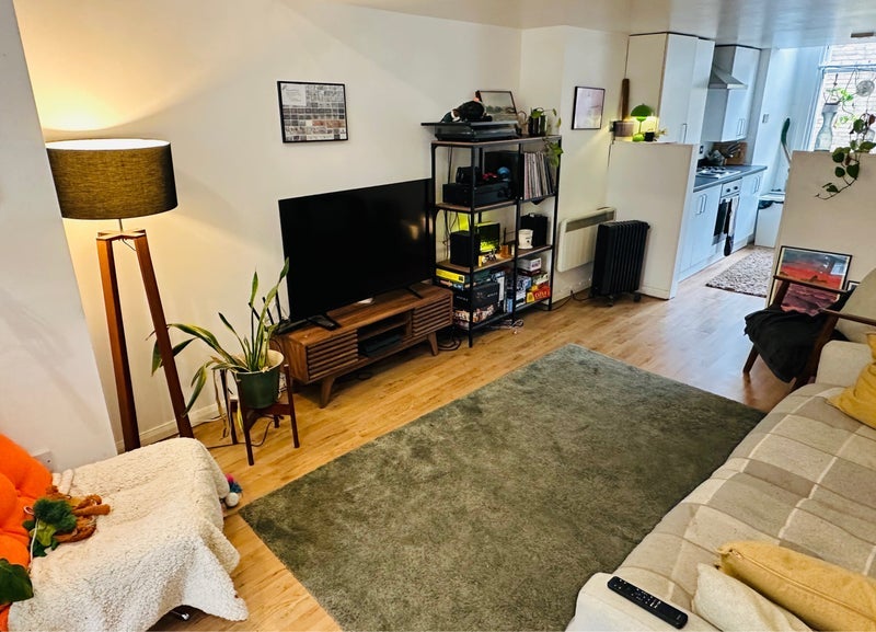 Room Shore Road in Greater London