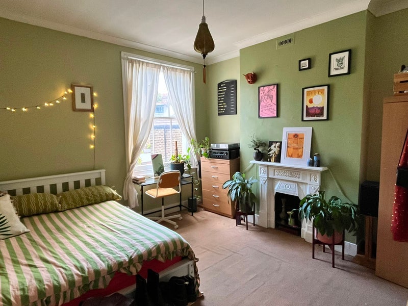 Room Station Road in Greater London