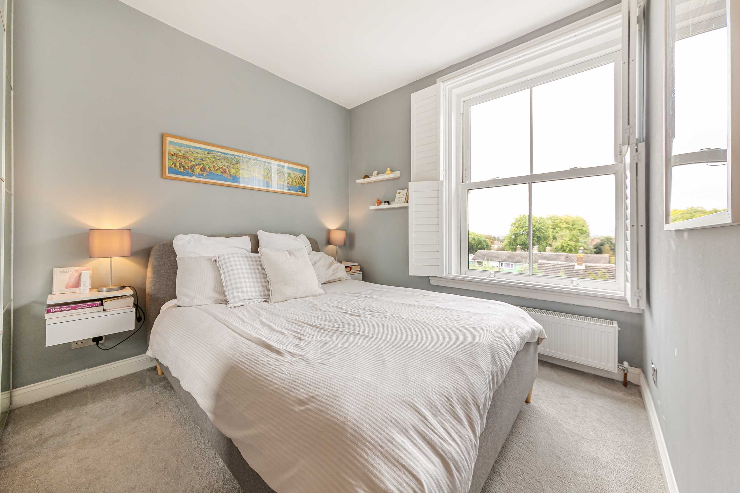Flat Mount Ephraim Road in Greater London