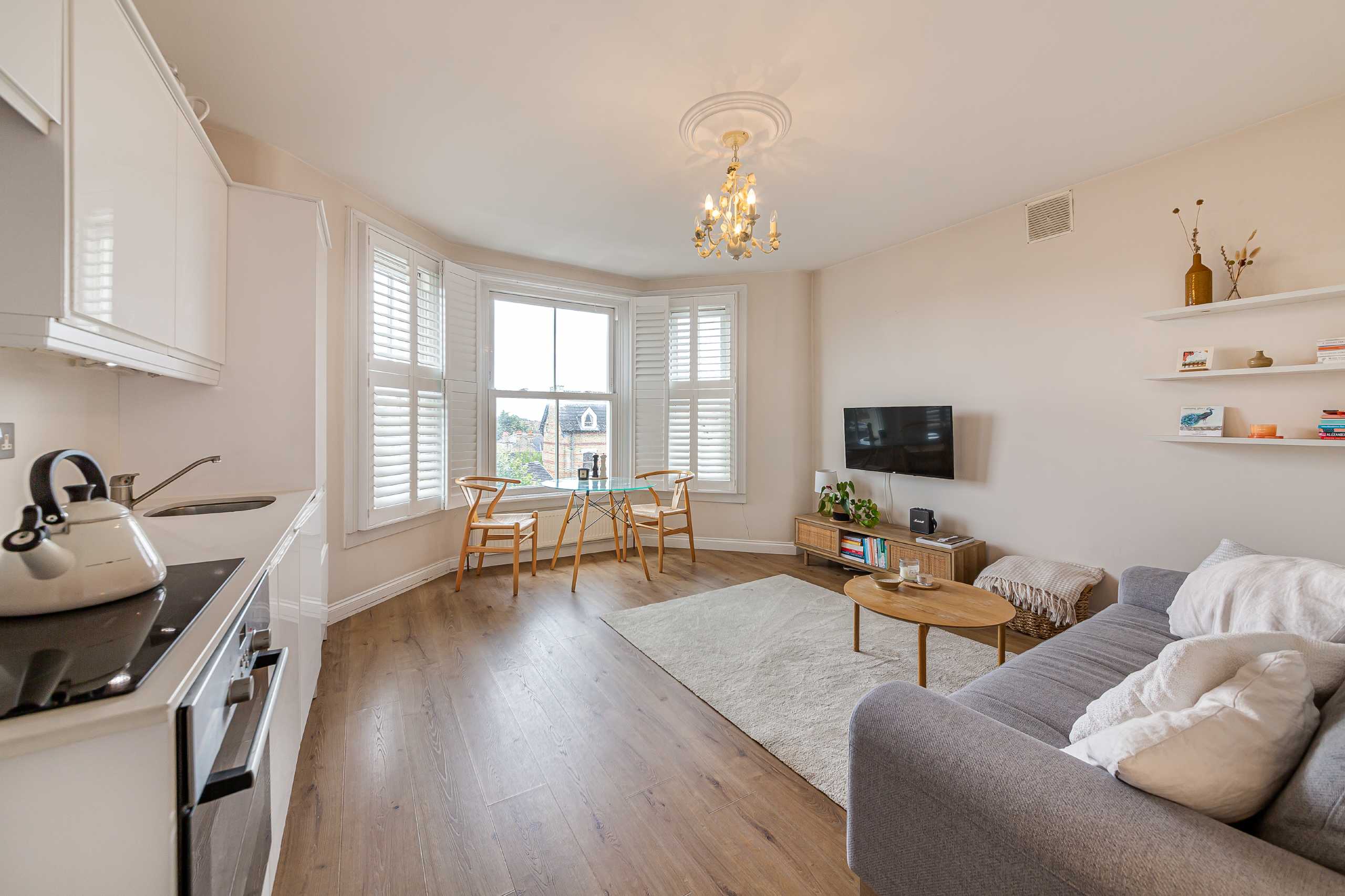 Flat Mount Ephraim Road in Greater London