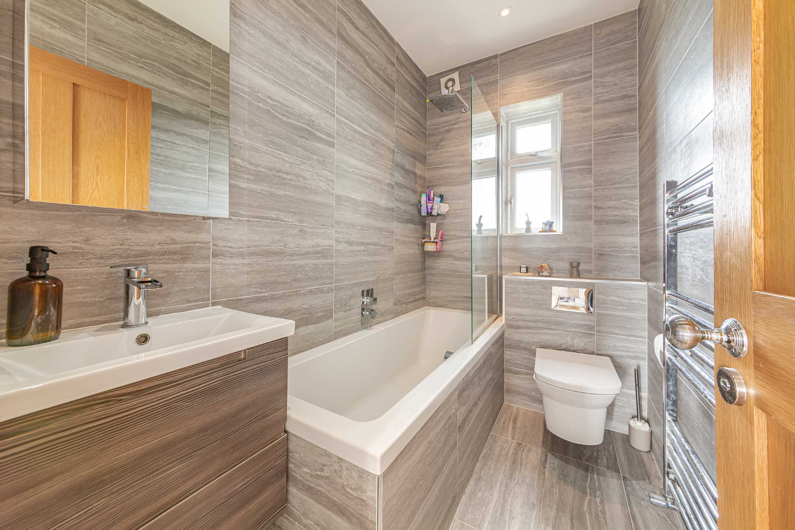 Flat Mount Ephraim Road in Greater London