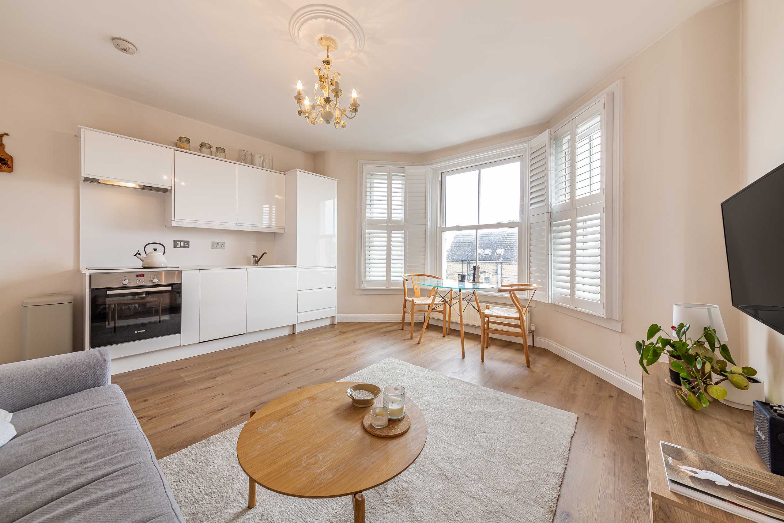 Flat Mount Ephraim Road in Greater London