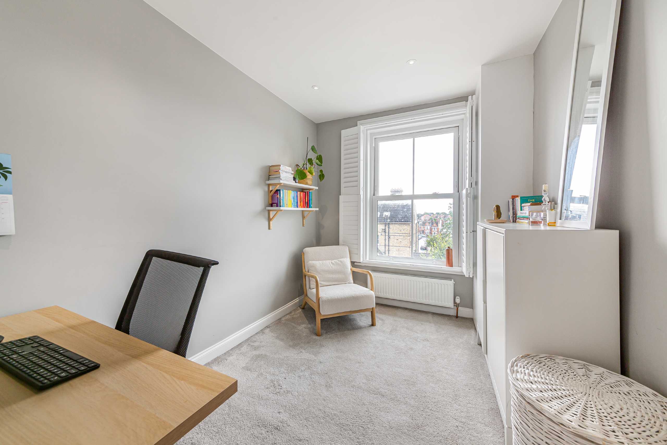 Flat Mount Ephraim Road in Greater London