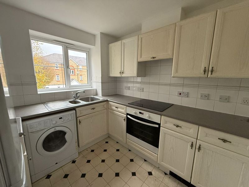 Flat Clarence Close in Greater London