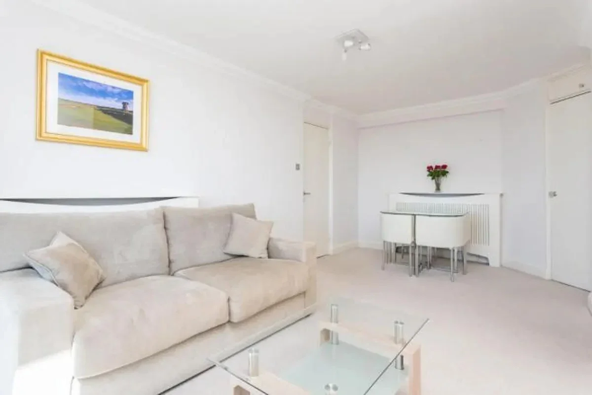 Flat Asher Way in Greater London