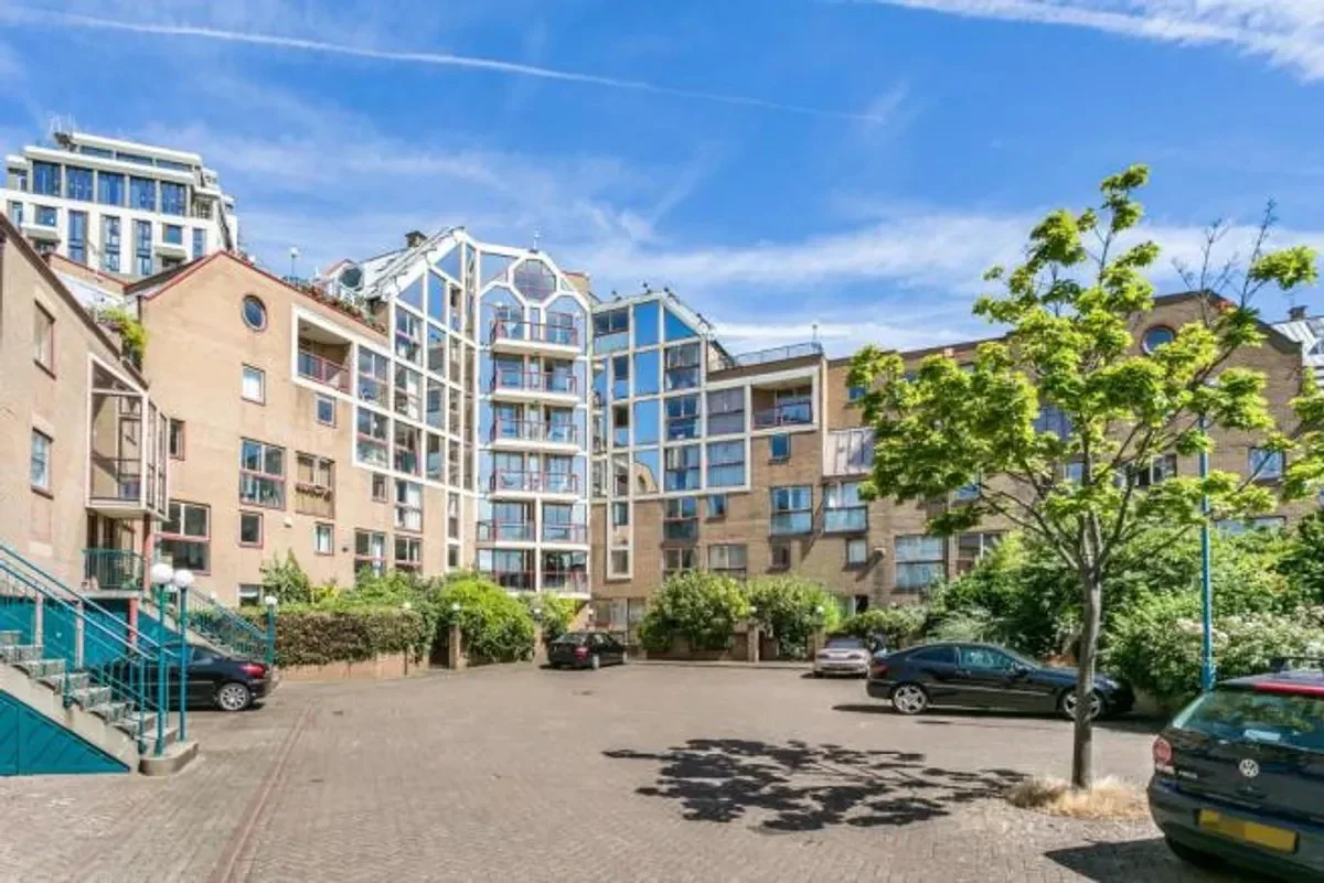 Flat Asher Way in Greater London