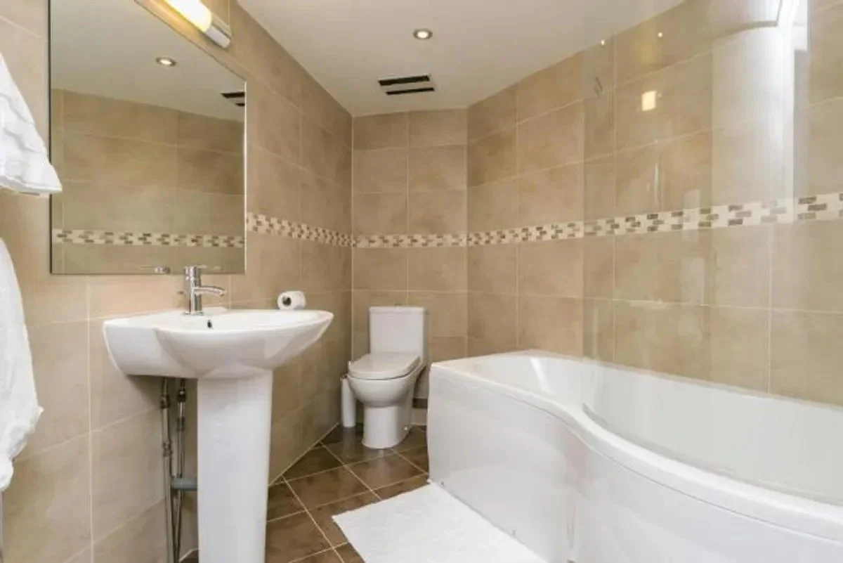 Flat Asher Way in Greater London