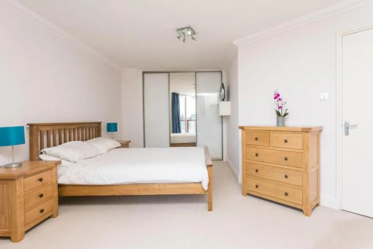 Flat Asher Way in Greater London
