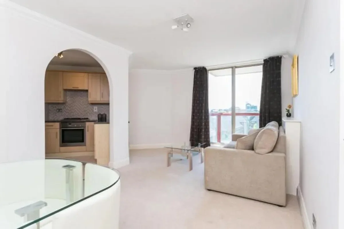 Flat Asher Way in Greater London