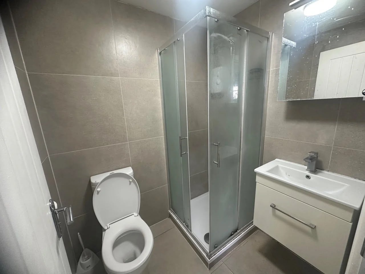 Room Kingston Road in Greater London