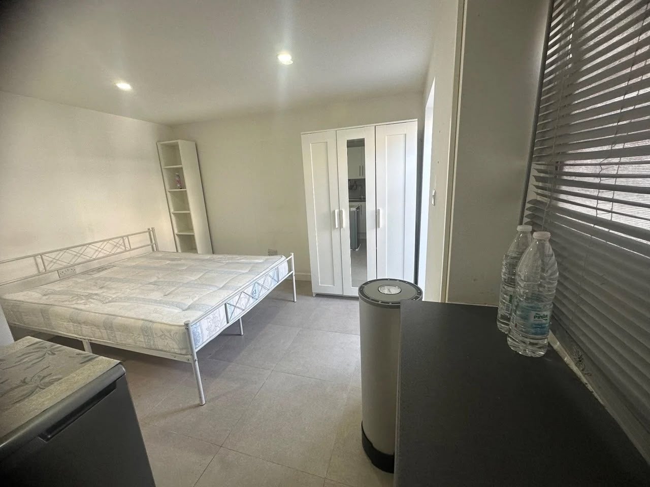 Room Kingston Road in Greater London
