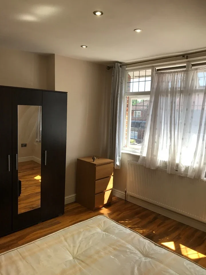 Room Chalfont Road in Greater London
