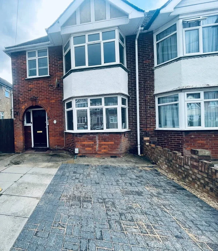 House Kingsbury Avenue in Dunstable