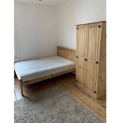 Flat Montague Road in Greater London