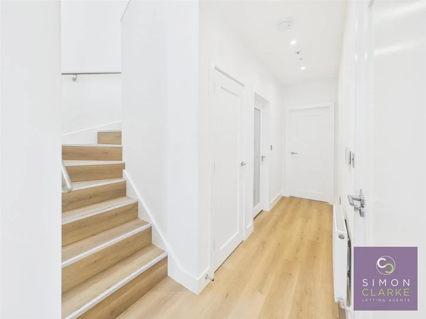 Flat Weirdale Avenue in Greater London