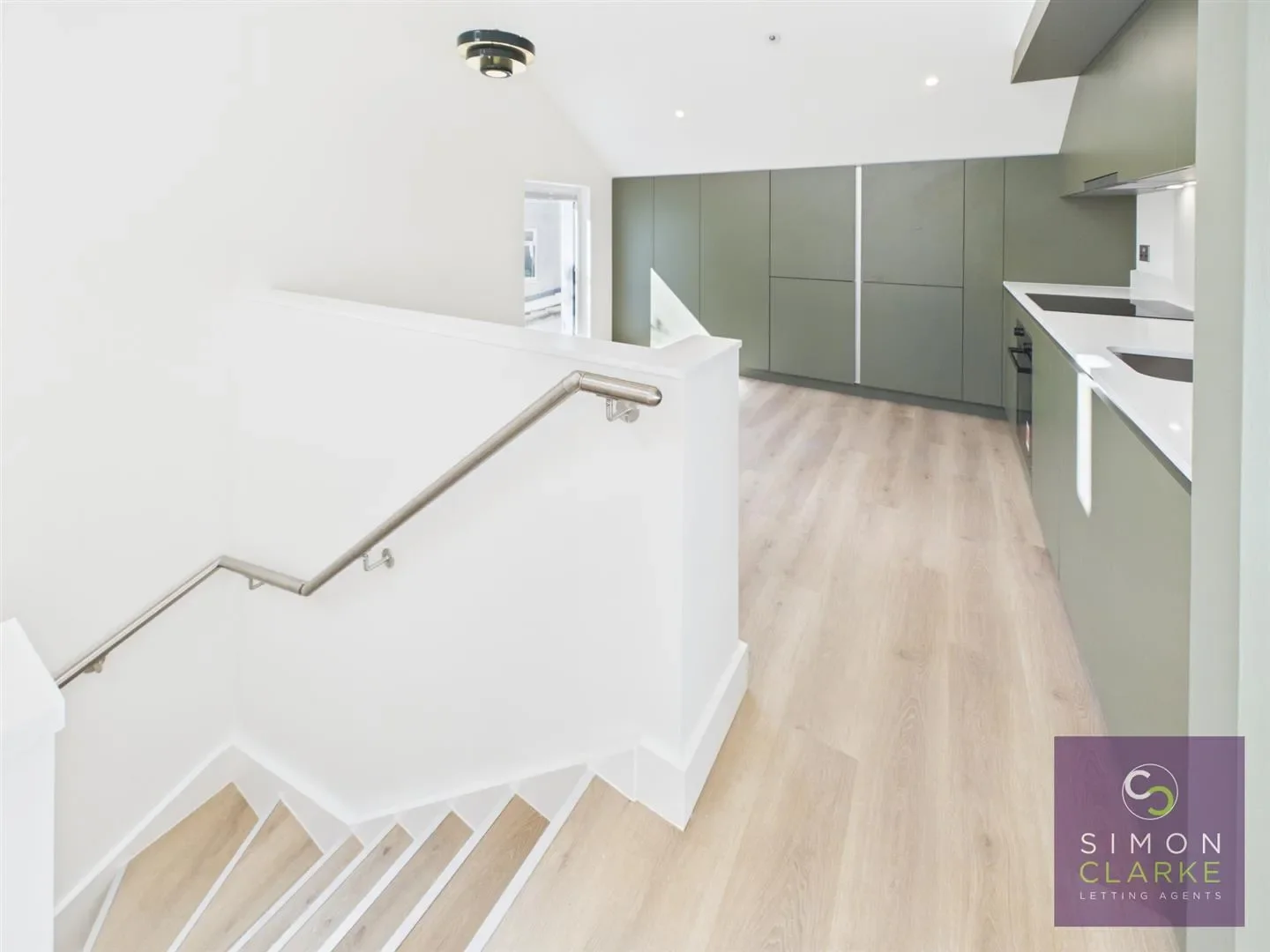 Flat Weirdale Avenue in Greater London
