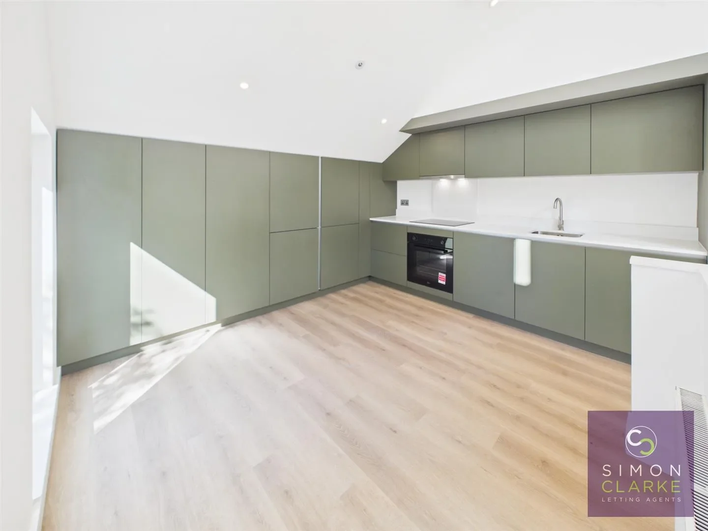 Flat Weirdale Avenue in Greater London