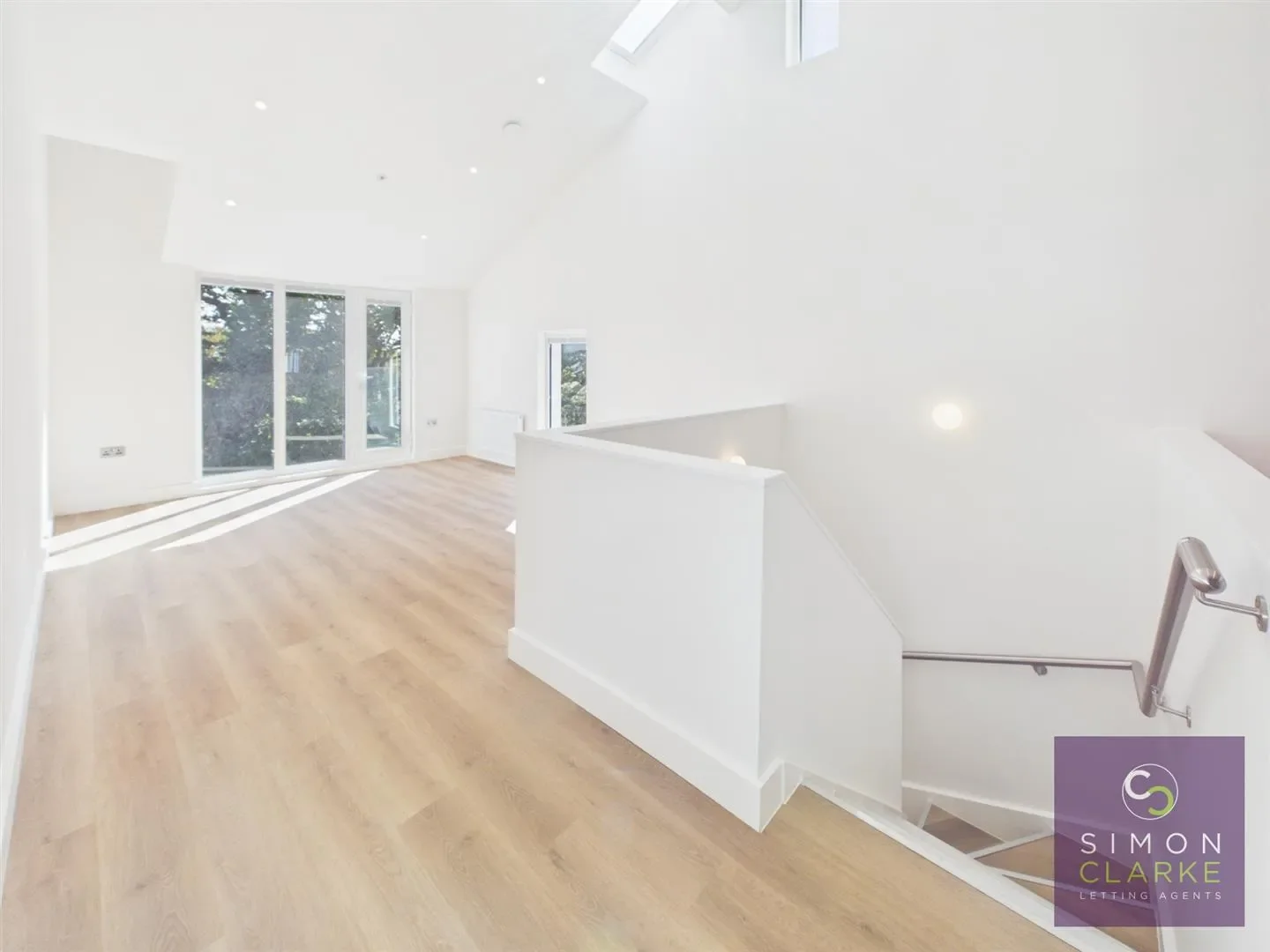 Flat Weirdale Avenue in Greater London