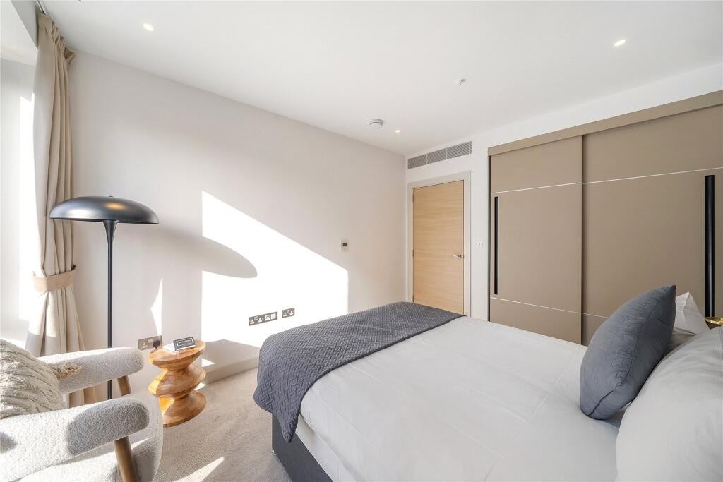 Flat Sutherland Street in City of Westminster