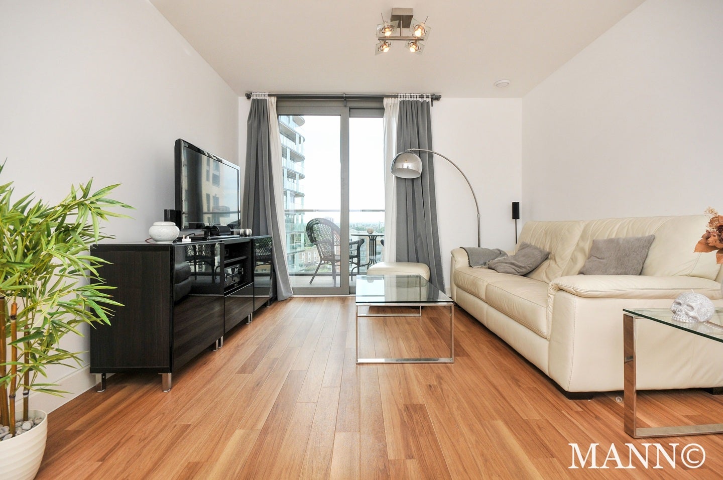 Flat Cornmill Lane in Greater London