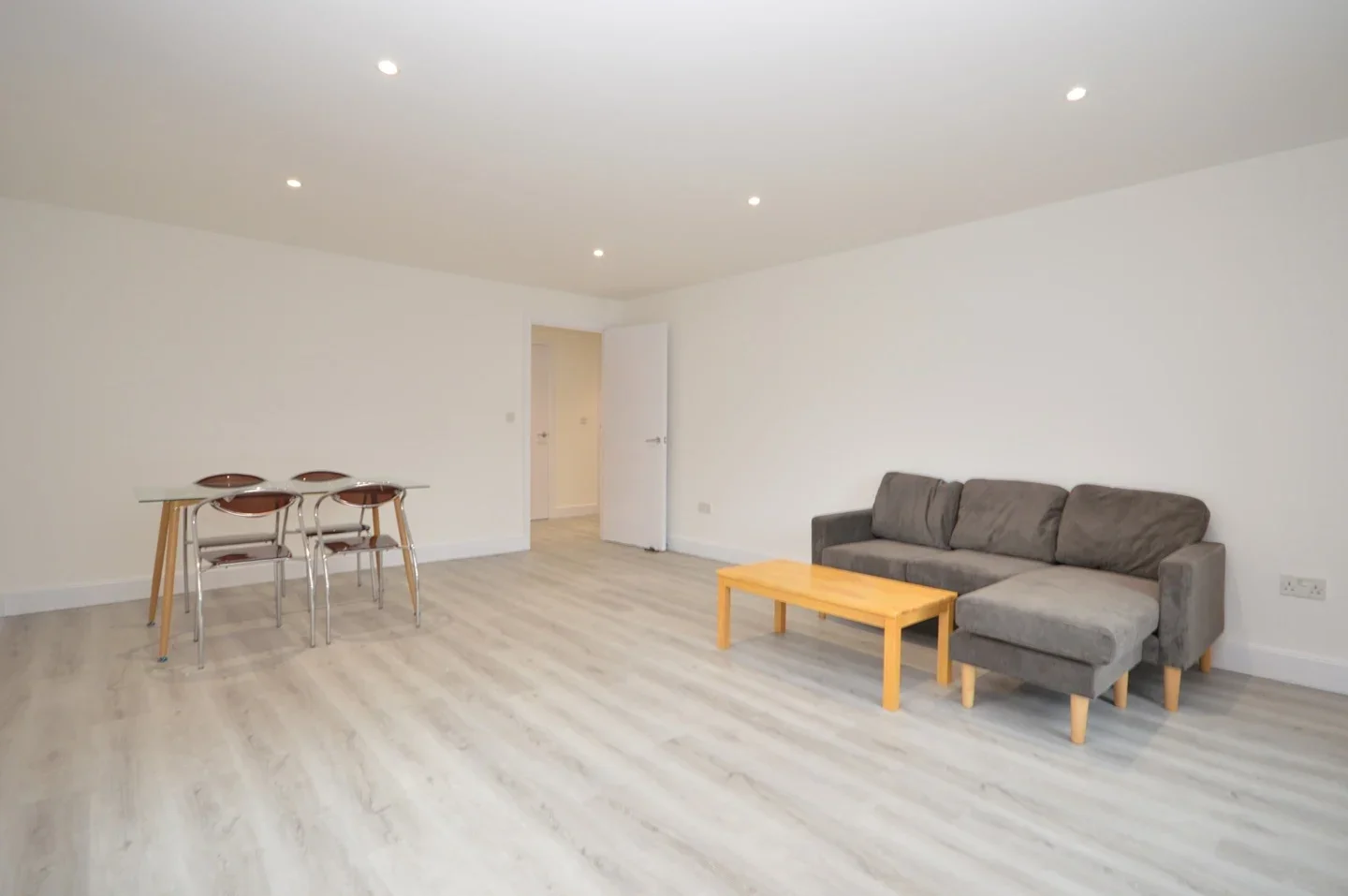 Flat Westferry Road in Greater London
