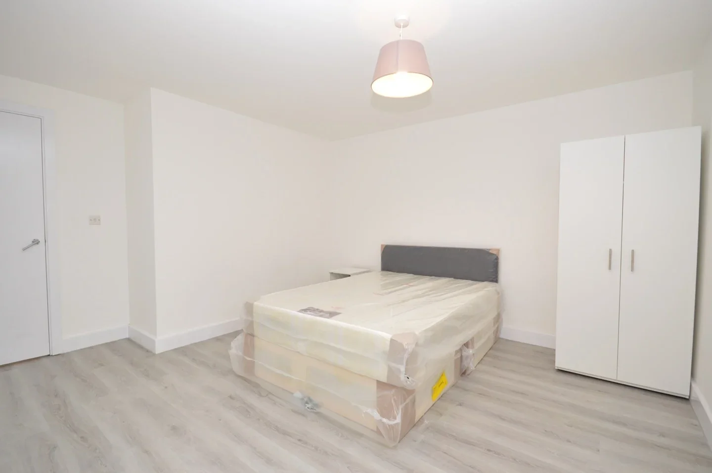 Flat Westferry Road in Greater London