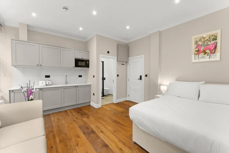 Flat Curtain Road in Greater London