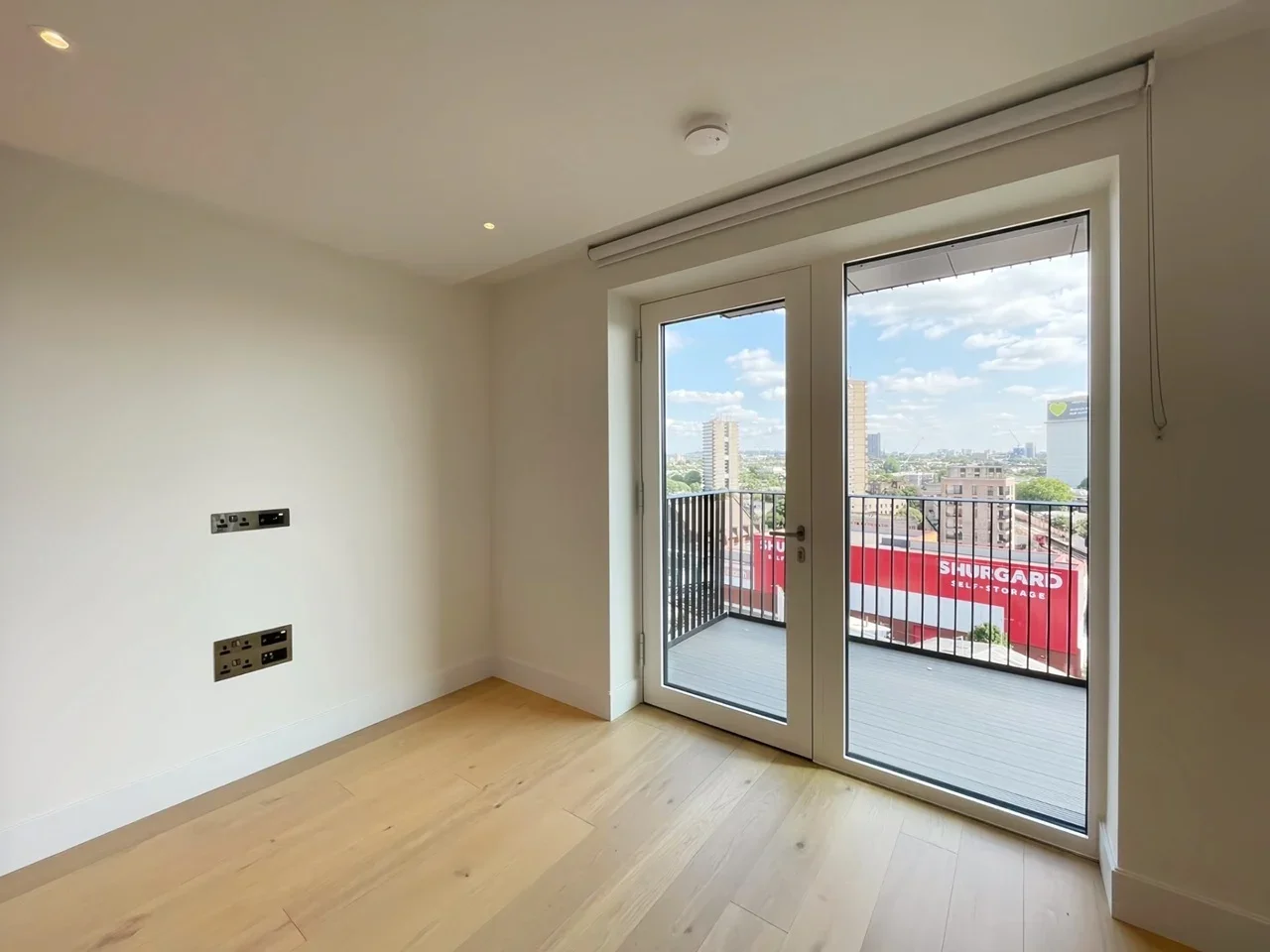 Flat Silver Road in Greater London