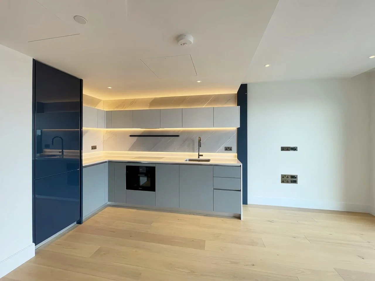 Flat Silver Road in Greater London