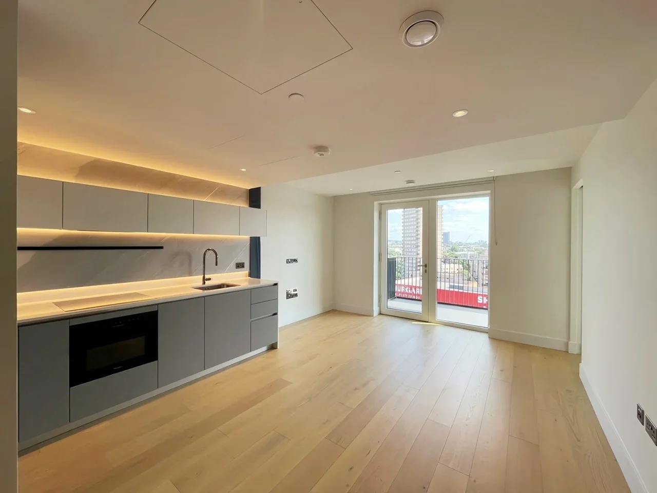 Flat Silver Road in Greater London