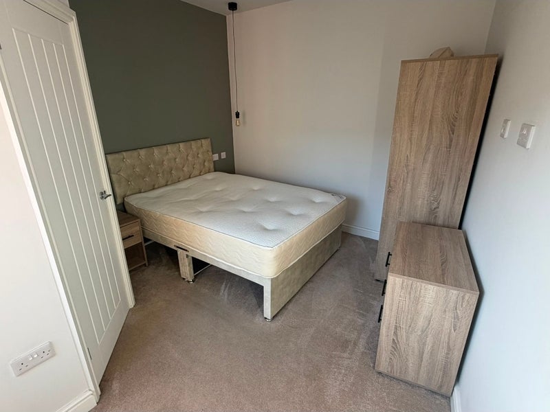 Room Cross Street in Wakefield