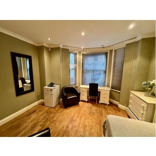 Room Hogarth Road in London