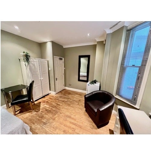 Room Hogarth Road in London